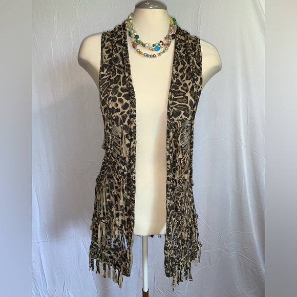 Wild at Heart! Cutouts and fringes vest - Picture 1 of 6